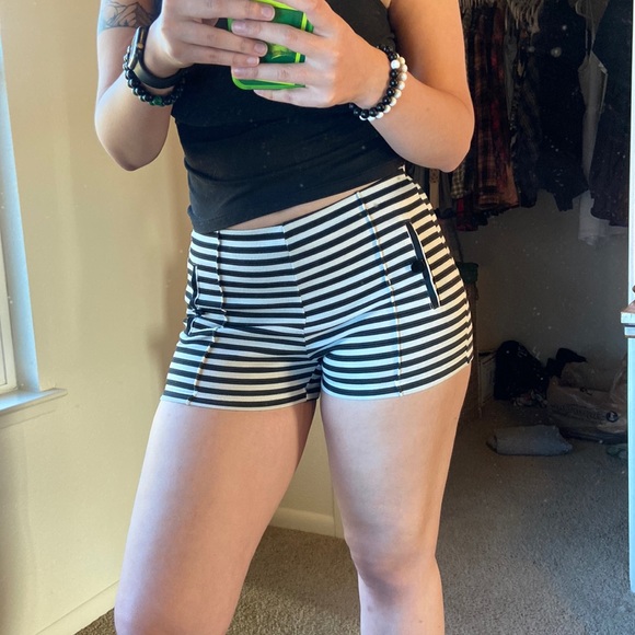 Short shorts - Picture 3 of 3